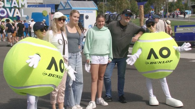 Kibice wypełnili Melbourne Park po brzegi w historycznym dniu otwarcia, gdyż Australian Open po raz pierwszy rozpoczął się w niedzielę.

Organizatorzy turnieju podjęli decyzję o rozpoczęciu rozgrywek w weekend, starając się zapewnić komplet publiczności w dniu otwarcia.

Frekwencja w niedzielnej sesji dziennej wyniosła 58 623 osób.

Novak Djokovic ma rozpocząć obronę tytułu w sesji nocnej.