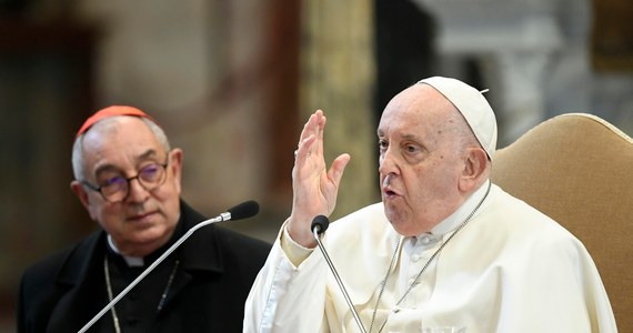 Wojna sama w sobie jest zbrodnią przeciwko ludzkości - powiedział papież Franciszek w niedzielę podczas spotkania z wiernymi w Watykanie na modlitwie Anioł Pański. Mówił o tym, że konieczna jest "edukacja dla pokoju".