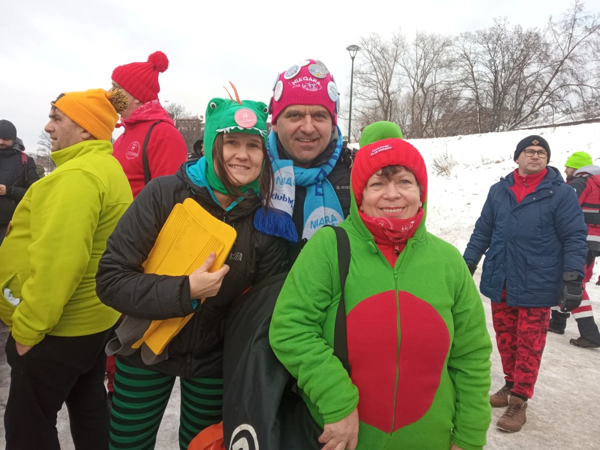Klub Morsów Kaloryfer z Krakowa w niedzielę zorganizował akcję "Przeciąganie Smoka przez Wisłę". Być może temperatura nieco rozczarowała - w Krakowie dziś śnieg, ale dość "ciepło" - niemniej jednak nikt nie narzekał. 