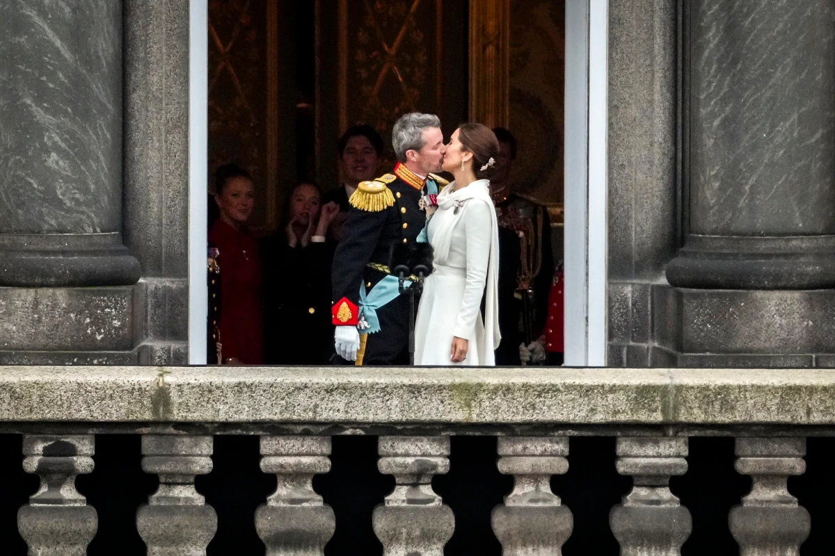 Książę Fryderyk został ogłoszony nowym królem Danii - Fryderykiem X. Uroczystość przekazania tronu po 83-letniej królowej Małgorzacie II, odbyła się na Zamku Christiansborg w Kopenhadze. Na cześć nowego króla wzniesiono kilkukrotnie okrzyki "hurra!".