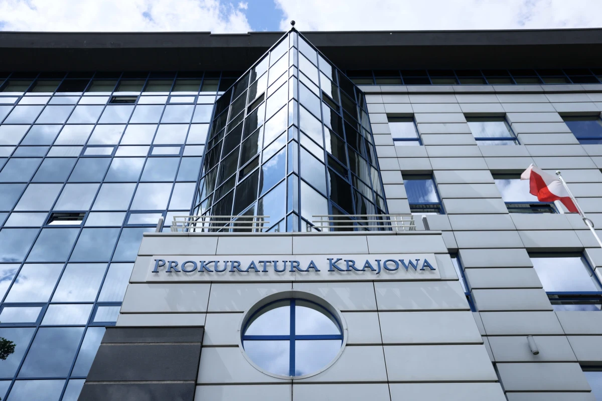 Prokuratorzy Regionalni oraz Naczelnicy Wydziałów Zamiejscowych Departamentu ds. Przestępczości Zorganizowanej i Korupcji Prokuratury Krajowej opublikowali oświadczenie, w którym krytycznie odnoszą się do decyzji Adama Bodnara. Minister sprawiedliwości i prokurator generalny w piątek wręczył Prokuratorowi Krajowemu Dariuszowi Barskiemu pismo stwierdzające, że przywrócenie go do służby czynnej przez Zbigniewa Ziobrę "zostało dokonane z naruszeniem obowiązujących przepisów". 