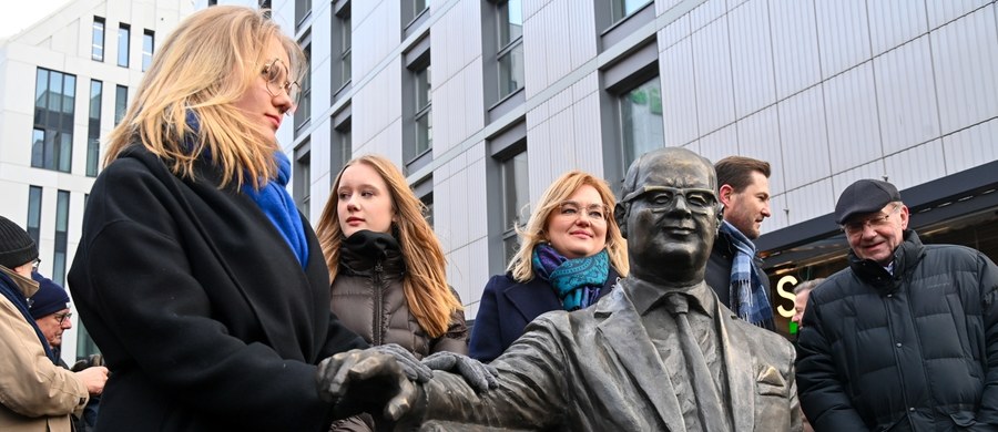 Na gdańskiej Wyspie Spichrzów odsłonięto w niedzielę ławeczkę Pawła Adamowicza. Autorem pomnika przedstawiającego zabitego 5 lat temu prezydenta Gdańska jest rzeźbiarz Andrzej Renes.