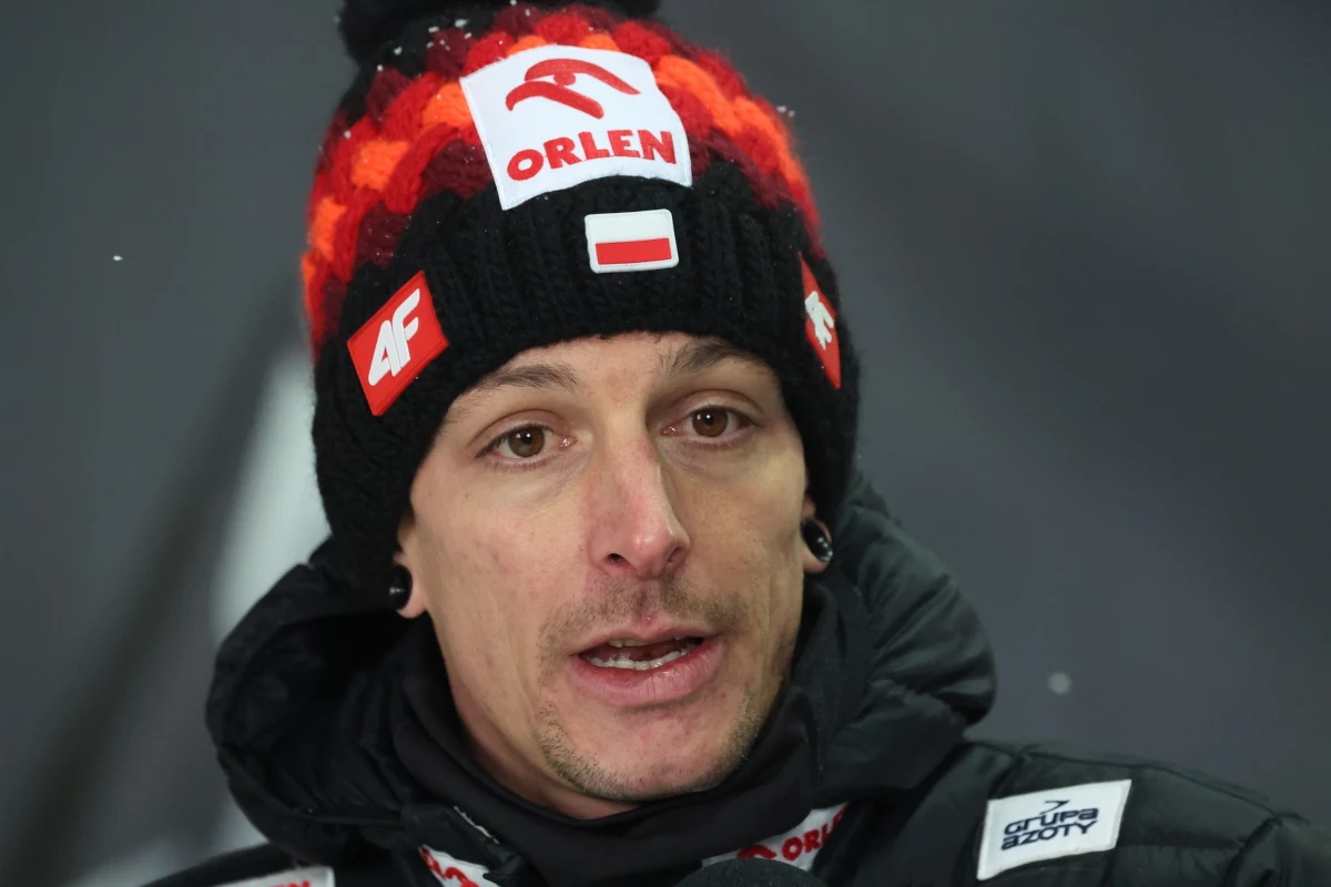 Trener Thomas Thurnbichler zdecydował, że Piotr Żyła, Dawid Kubacki, Kamil Stoch, Aleksander Zniszczoł i Paweł Wąsek we wtorek wystąpią w kwalifikacjach do indywidualnego konkursu Pucharu Świata w skokach narciarskich w Szczyrku. Będzie to kolejny etap PolSKIego Turnieju.