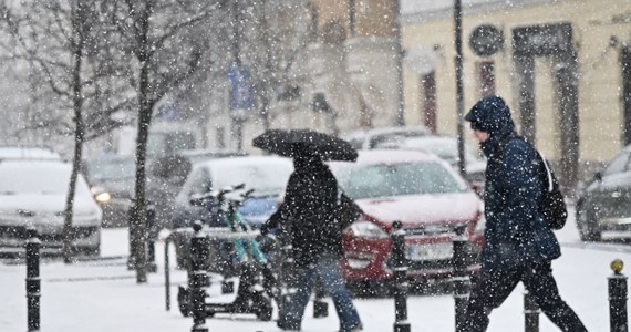 Dziś niemal w całej Polsce będzie padał śnieg. Najwięcej opadów na północy. W ciągu dnia może tam spaść do 10 cm białego puchu. Silny wiatr będzie powodował zawieje i zamiecie. 