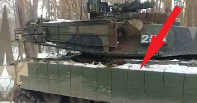 Ukraińscy żołnierze dodają dodatkową ochronę do swoich głównych czołgów bojowych M1A1SA Abrams. Mowa o pancerzu reaktywnym, dzięki któremu są w stanie przeciwstawić się coraz bardziej zaawansowanym czołgom i amunicji przeciwpancernej.