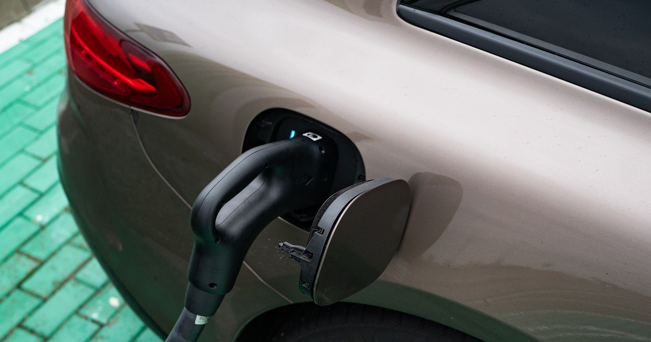 Ładowarki są, komfortu brak. ADAC o podróży elektrykiem po Niemczech