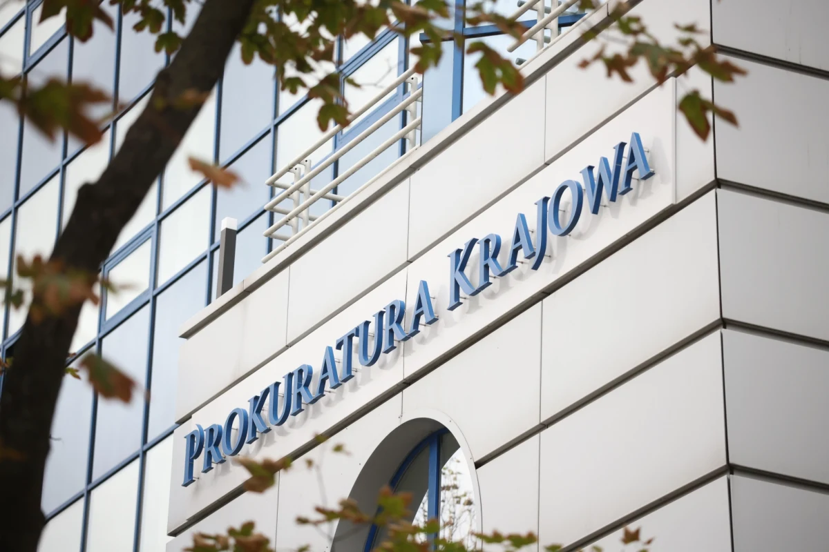 Zastępcy Prokuratora Generalnego skierowali list do Przewodniczącej Komisji Europejskiej i europosłów. Chodzi o decyzję Prokuratora Generalnego Adama Bodnara ws. Prokuratora Krajowego Dariusza Barskiego. W piątek minister sprawiedliwości poinformował, że przywrócenia prokuratora Dariusza Barskiego do służby czynnej w 2022 r. dokonano bez podstawy prawnej i dlatego nie pełni on już funkcji Prokuratora Krajowego.