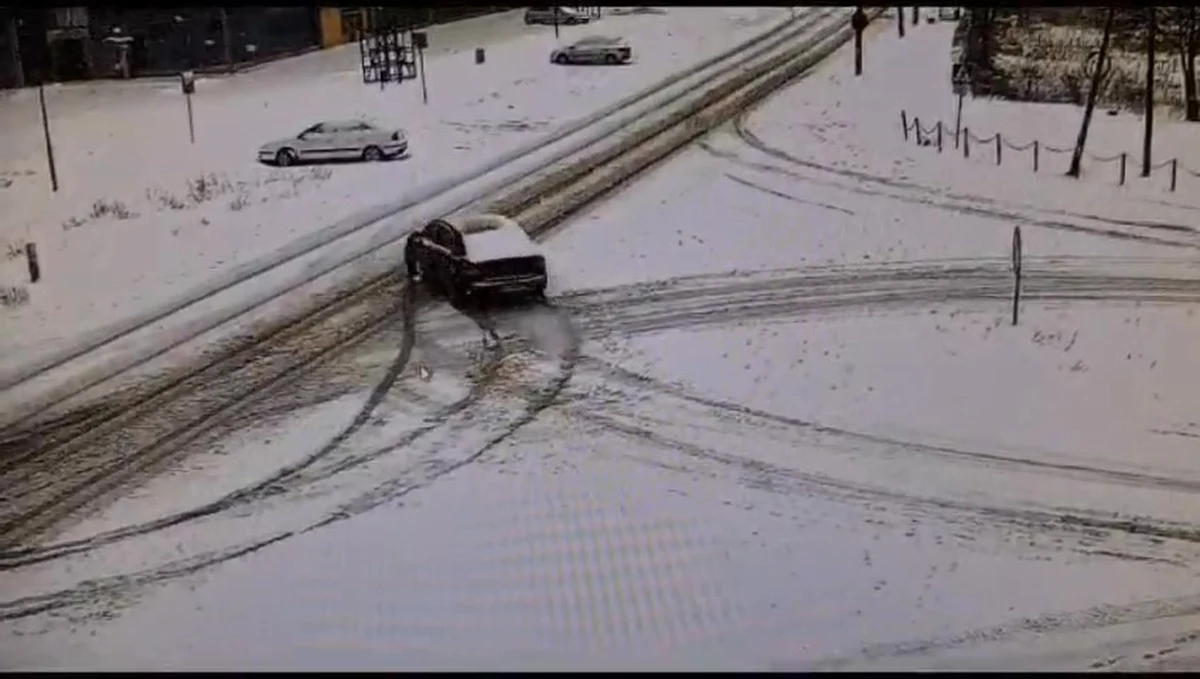 Z poważnymi konsekwencjami musi się liczyć 25-latek z powiatu kieleckiego. Kierował skodą mając ponad promil alkoholu w organizmie i spowodował kolizję z oznakowanym radiowozem. Chwilę przed tym driftował pod skarżyskim marketem, po czym brawurowo włączył się ślizgiem do ruchu na ulicy Sokolej. Wyczyny byłego już kierowcy zarejestrowały kamery miejskiego monitoringu.
