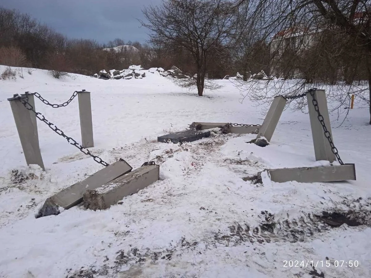 Przewrócona macewa i zniszczone ogrodzenie - taki widok zastali w poniedziałkowy poranek pracownicy Miejsca Pamięci Muzeum KL Plaszow. Nieznani sprawcy zdewastowali pomnik Sary Szenirer, znajdujący się tuż obok Szarego Domu.        