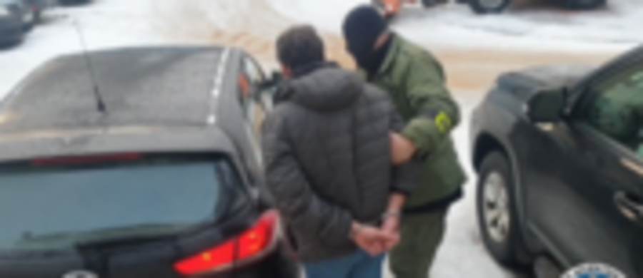 Pięć lat więzienia grozi 34-latkowi z Wrocławia, który przez komunikator internetowy próbował umówić się na intymne spotkanie z 13-latką z Sokółki. Dzięki przytomnej reakcji rodziny dziewczynki, mężczyzna został zatrzymany i trafił do aresztu.