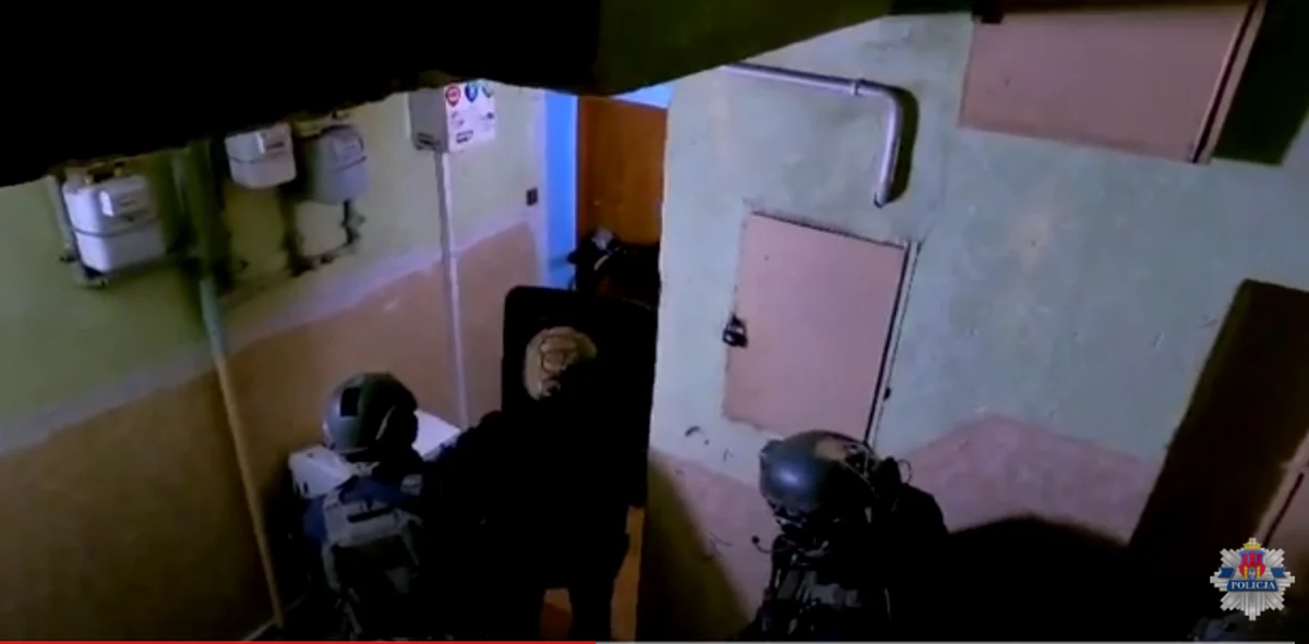 Policja zatrzymała 6 mężczyzn związanych ze środowiskiem pseudokibiców, którzy w grudniu 2023 roku dokonali rozboju, podając się za funkcjonariuszy policji. Mężczyźni wtargnęli do mieszkania na Prądniku Czerwonym, okazując fałszywe legitymacje służbowe. Wszyscy zatrzymani zostali tymczasowo aresztowani.