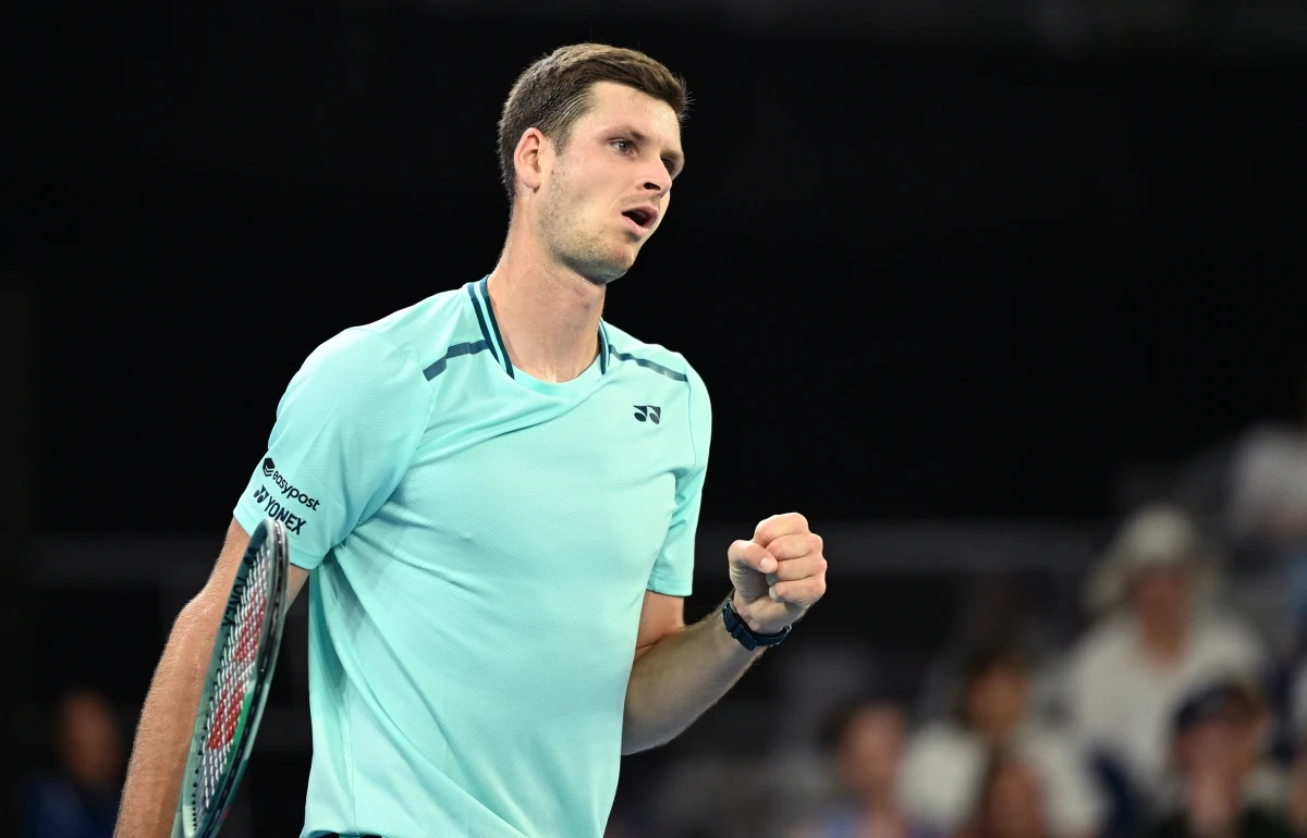 Hubert Hurkacz bez straty seta zameldował się w drugiej rundzie wielkoszlemowego Australian Open. Na otwarcie polski tenisista pokonał w Melbourne 7:6 (7-4), 6:4, 6:2 Australijczyka Omara Jasikę.