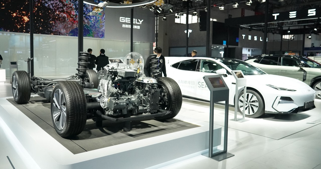 Spada sprzedaż aut i zarobki europejskich producentów. Chiny rozdają karty