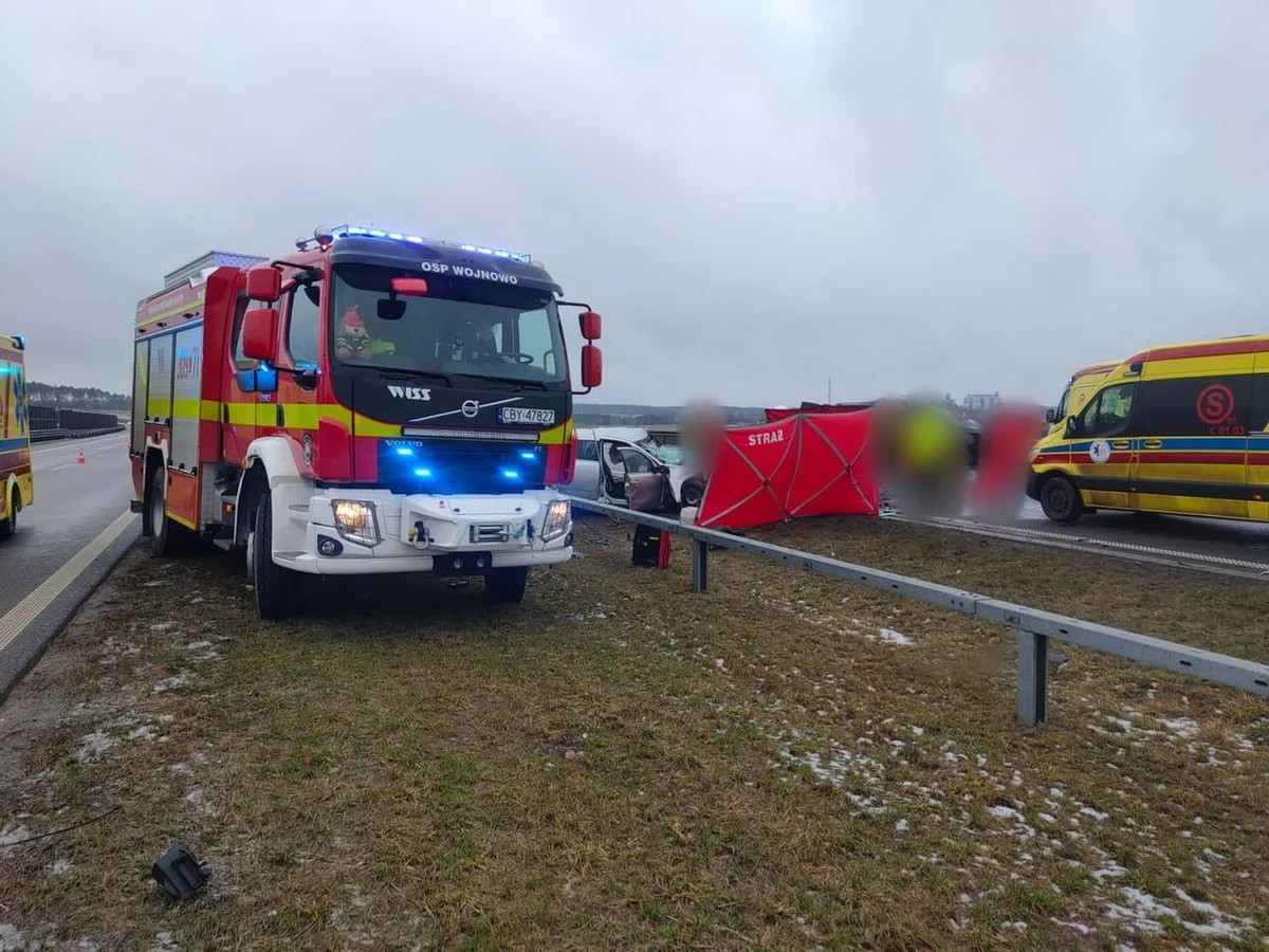 Zmarła trzecia osoba ranna w sobotnim wypadku na drodze ekspresowej S5 w Szczutkach koło Bydgoszczy. Tragedię spowodował jadący pod prąd kierowca auta osobowego.