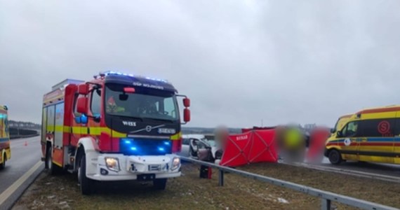 Zmarła trzecia osoba ranna w sobotnim wypadku na drodze ekspresowej S5 w Szczutkach koło Bydgoszczy. Tragedię spowodował jadący pod prąd kierowca auta osobowego.