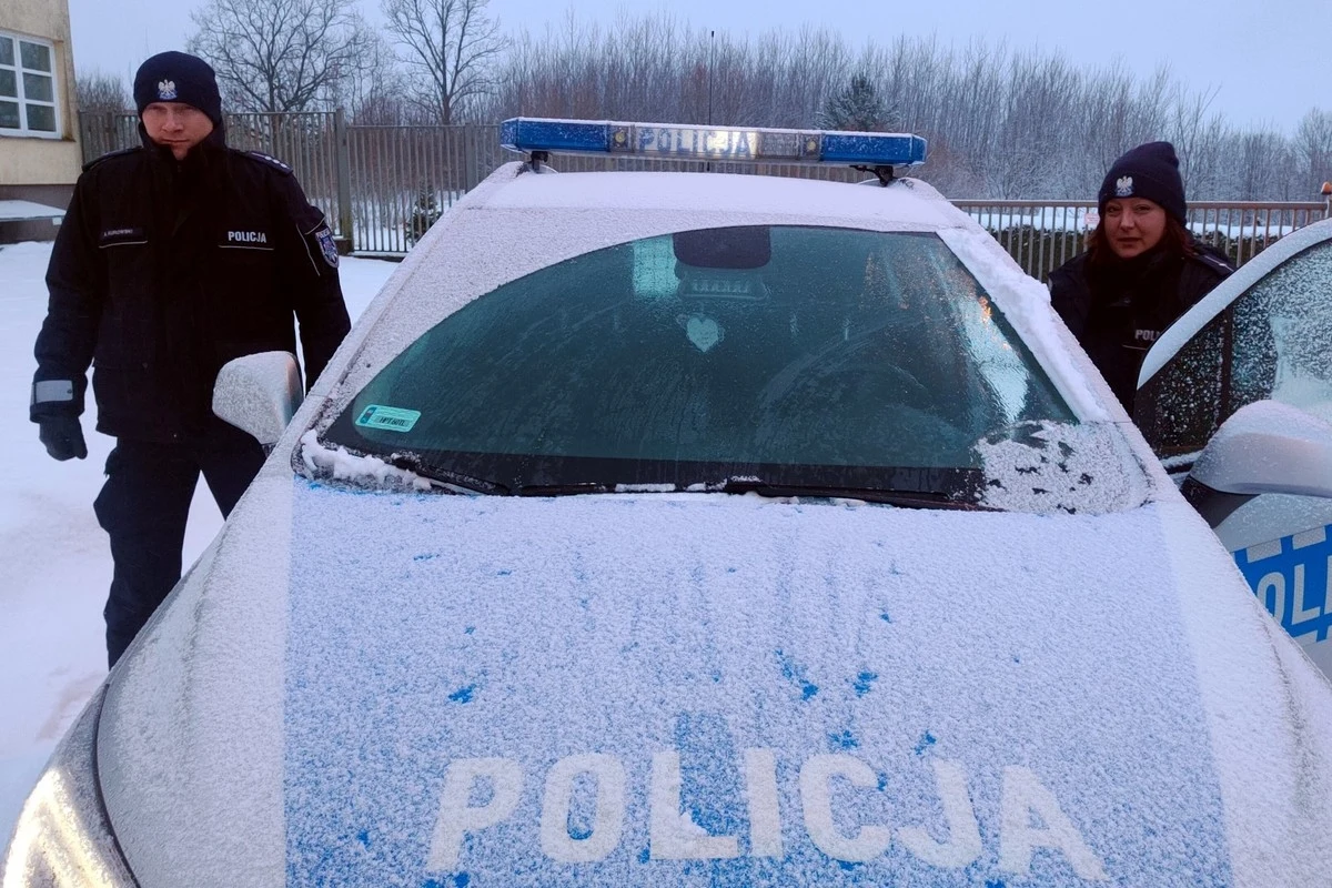 Dzielnicowi z Węgorzewa pomogli dwóm braciom, którzy mimo niskich temperatur mieszkali w namiocie w lesie. Mężczyźni mają już dach nad głową.     