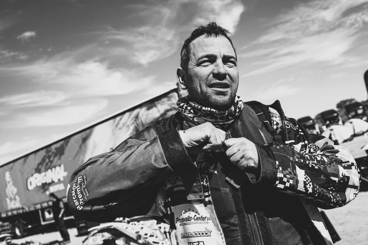 Hiszpański motocyklista, zawodnik zespołu TwinTrail Racing Carles Falcon zmarł w wyniku obrażeń, jakich doznał w wypadku na drugim etapie tegorocznego Rajdu Dakar. Informację na ten temat przekazał jego zespół.