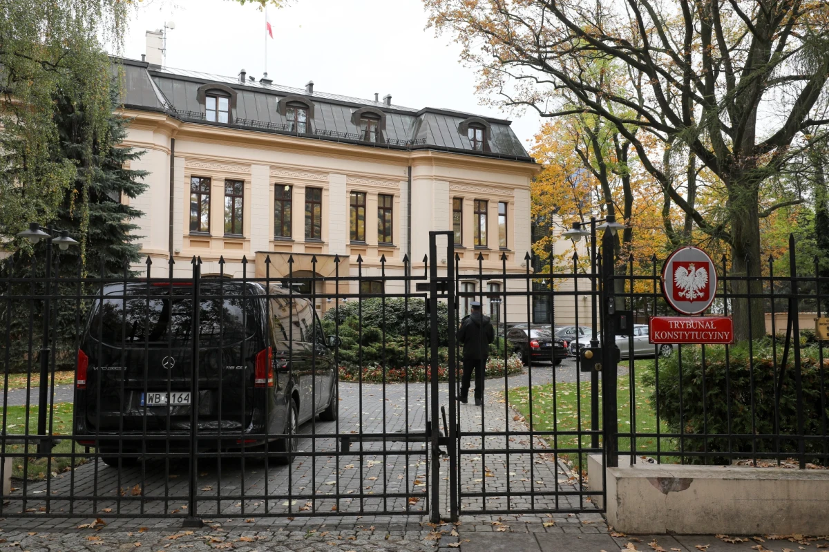 Trybunał Konstytucyjny nakazał Prokuratorowi Generalnemu powstrzymanie się od działań uniemożliwiających wykonywanie uprawnień przez Dariusza Barskiego. Wstrzymał też decyzję o powołaniu Jacka Bilewicza na p.o. prokuratora krajowego - poinformowała Prokuratura Krajowa.