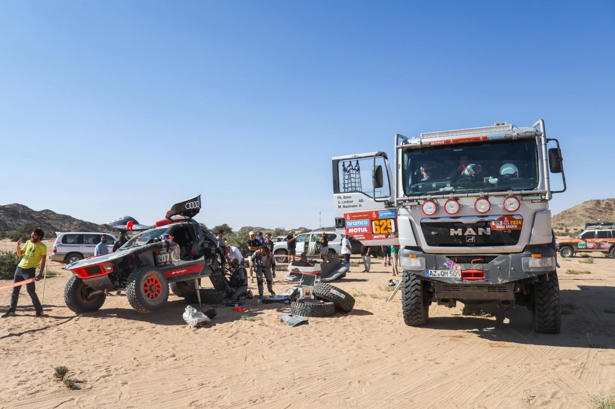 ​Napędzane silnikami elektrycznymi samochody Audi zdominowały 8. etap Rajdu Dakar. Wygrał Szwed Matthias Ekstroem, drugi był Francuz Stephane Peterhansel, a czwarty prowadzący w imprezie Hiszpan Carlos Sainz. Krzysztof Hołowczyc (Mini) uzyskał 21. czas w kategorii T1.