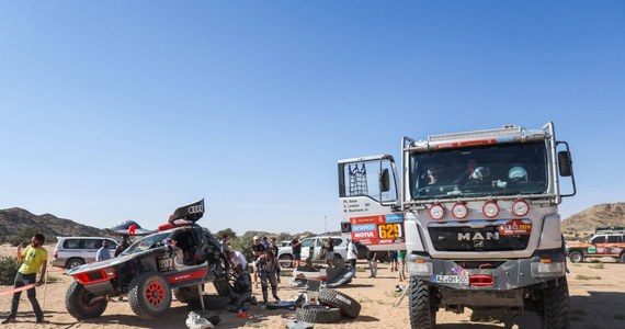 ​Napędzane silnikami elektrycznymi samochody Audi zdominowały 8. etap Rajdu Dakar. Wygrał Szwed Matthias Ekstroem, drugi był Francuz Stephane Peterhansel, a czwarty prowadzący w imprezie Hiszpan Carlos Sainz. Krzysztof Hołowczyc (Mini) uzyskał 21. czas w kategorii T1.