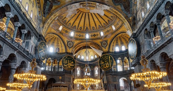 ​Od poniedziałku turyści odwiedzający znajdujący się w tureckim Stambule meczet Hagia Sophia będą musieli zapłacić 25 euro za bilet wstępu. Zbudowana w VI w. Hagia Sophia była pierwotnie chrześcijańską bazyliką i do dziś stanowi najwybitniejszy przykład architektury bizantyjskiej oraz jedną z głównych atrakcji turystycznych Stambułu.