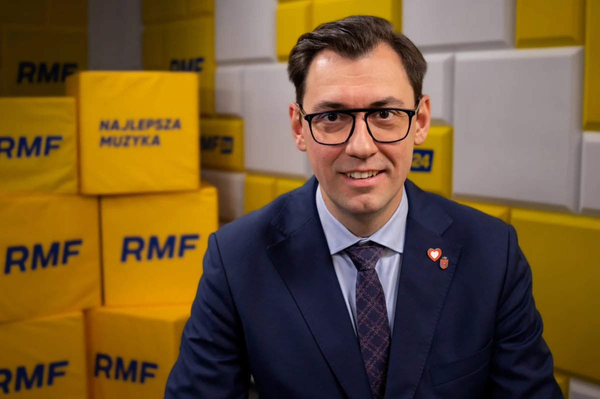 "Na pewno nie ma kryzysu konstytucyjnego, uspokajam" – zapewniał w Popołudniowej rozmowie w RMF FM Konrad Frysztak. Wiceprzewodniczący klubu Koalicji Obywatelskiej uważa, że "prawie wszystkie konstytucyjne organy działają tak, jak powinny". "Mówię prawie, bo na swój sposób ta izba dodatkowa powołana w Sądzie Najwyższym (Izba Kontroli Nadzwyczajnej i Spraw Publicznych – przyp. red.) z konstytucjonalnością ma niewiele wspólnego. Trybunał Konstytucyjny Julii Przyłębskiej też trudno powiedzieć, że działa tak, jak powinien, bo raczej działa na polityczne zamówienie Jarosława Kaczyńskiego" – komentował polityk obozu rządzącego. 