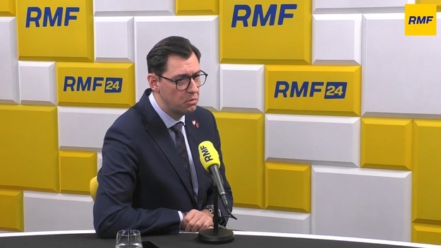 "Na pewno nie ma kryzysu konstytucyjnego, uspokajam" – zapewniał w Popołudniowej rozmowie w RMF FM Konrad Frysztak. Wiceprzewodniczący klubu Koalicji Obywatelskiej uważa, że "prawie wszystkie konstytucyjne organy działają tak, jak powinny". "Mówię prawie, bo na swój sposób ta izba dodatkowa powołana w Sądzie Najwyższym (Izba Kontroli Nadzwyczajnej i Spraw Publicznych – przyp. red.) z konstytucjonalnością ma niewiele wspólnego. Trybunał Konstytucyjny Julii Przyłębskiej też trudno powiedzieć, że działa tak, jak powinien, bo raczej działa na polityczne zamówienie Jarosława Kaczyńskiego" – komentował polityk obozu rządzącego.