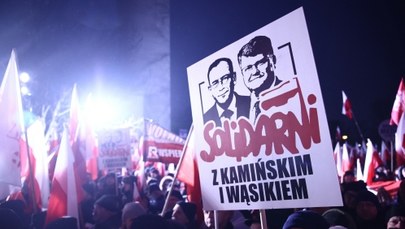 Wizerunki Kamińskiego i Wąsika na pomniku AK. Powstańcy oburzeni 