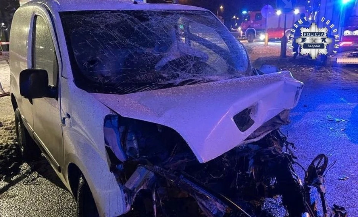 W sieci pojawiły się nagrania, na których widać moment sobotniego wypadku w Wodzisławiu Śląskim. W zderzeniu peugeota z audi zginęło trzech nastolatków, a kolejne dwie młode osoby trafiły do szpitala. Kierowca pierwszego z aut usłyszał zarzut spowodowania śmiertelnego wypadku drogowego. Zdaniem śledczych nie ustąpił on pierwszeństwa audi, które według nieoficjalnych ustaleń mogło mieć na liczniku nawet 140 km/h w terenie zabudowanym.