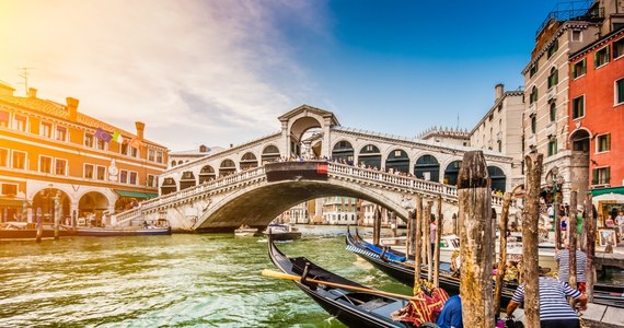 W Wenecji rozpoczyna się przyjmowanie rezerwacji biletów wstępu do miasta, które będą obowiązkowe przez 29 dni w tym roku w okresach największego szczytu przyjazdów. Bilet w cenie 5 euro kupić będą musieli ci turyści, którzy przyjadą tam tylko na jednodniowe zwiedzanie i nie zatrzymają się na noc. Pierwszym dniem, gdy będzie obowiązywał ten wymóg, jest 25 kwietnia, czyli Święto Wyzwolenia we Włoszech.