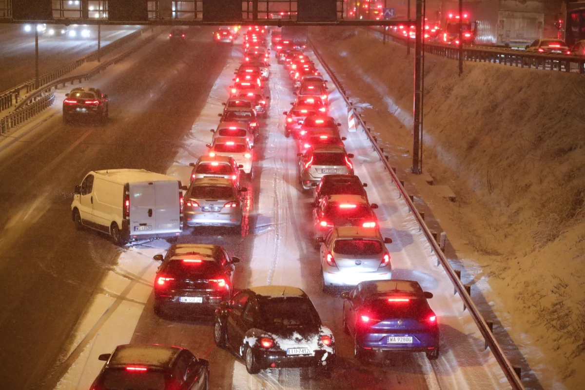 Zarząd Oczyszczania Miasta poinformował, że trwa usuwanie skutków burzy śnieżnej, która przeszła nad Warszawą. ZOM mierzy się z ekstremalnymi, jak na styczeń, warunkami pogodowymi. Działania mają być kontynuowane do skutku.