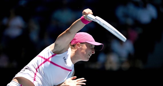 ​Iga Świątek wygrała z amerykańską tenisistką Sofią Kenin 7:6 (7-2), 6:2 i awansowała do drugiej rundy wielkoszlemowego turnieju Australian Open w Melbourne. Spotkanie trwało godzinę i 51 minut.