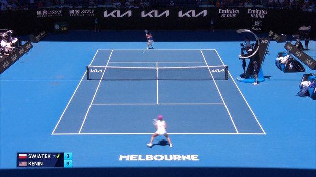 Najwyżej klasyfikowana Iga Świątek przetrwała wczesny test swoich nadziei na tytuł Australian Open, pokonując byłą mistrzynię Sofię Kenin 7-6 (2), 6-2 w pierwszej rundzie we wtorek.

Kenin, zwyciężczyni w 2020 roku, serwowała w pierwszym secie przy stanie 5-4, ale nie była w stanie go zamknąć i Świątek wygrała w tie breaku.

Polska zawodniczka próbuje zdobyć swój piąty tytuł Wielkiego Szlema, ale pierwszy w Melbourne.


Źródło: Associated Press,ESPN, ESPN +