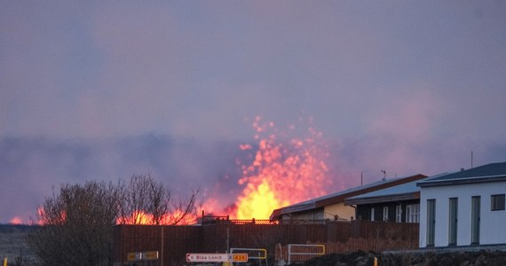 Wypływ lawy ze szczelin powstałych w pobliżu miasteczka Grindavik w południowo-zachodniej Islandii zmniejszył się w poniedziałek, ale erupcja wulkanu nie zakończyła się - podał islandzki Instytut Meteorologii.