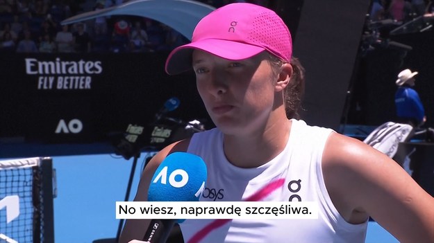 "Cieszę się, że udało mi się podnieść swój poziom w drugim secie" - powiedziała najwyżej sklasyfikowana Iga Świątek, która przetrwała wczesny test w Australian Open i pokonała byłą mistrzynię Sofię Kenin 7-6 (2), 6-2 w pierwszej rundzie.