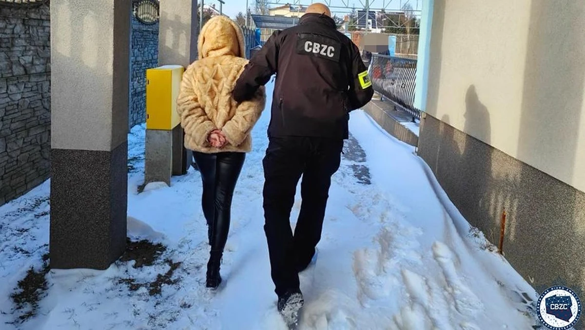 Oszukali ponad 800 osób na łączną kwotę 2,5 mln złotych, usłyszeli 161 zarzutów. Funkcjonariusze Centralnego Biura Zwalczania Cyberprzestępczości (CBZC) zatrzymali 21 osób podejrzanych o działanie w zorganizowanej grupie przestępczej.