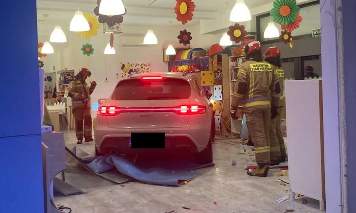 O mało nie doszło do tragedii w żłobku przy ul. Strzeszewskiego w Lublinie. Do budynku wjechało osobowe porsche, na szczęście nie było tam dzieci, nikt nie został ranny.