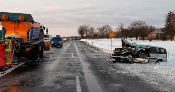 Tragiczny wypadek na drodze krajowej nr 19 w Ciecierzynie pod Lublinem. Kierowca samochodu osobowego najechał na tył jadącej pługopiaskarki. Mężczyzna zmarł na miejscu, a pasażer trafił do szpitala - poinformowała lubelska policja.