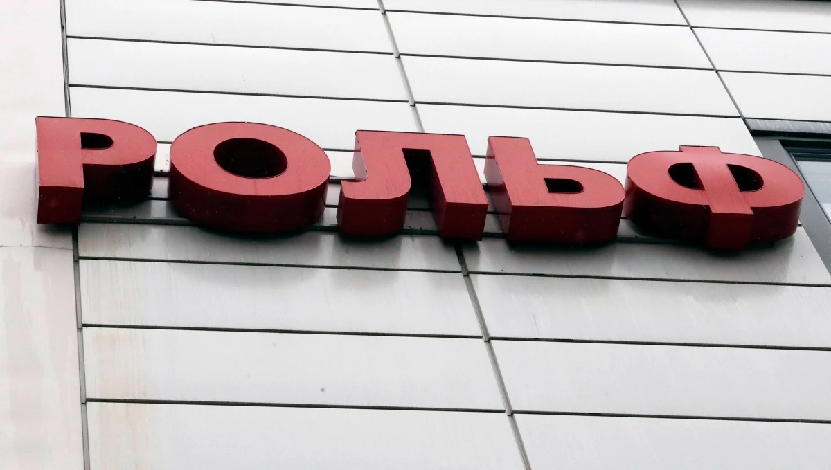 Rosyjska prokuratura generalna wystąpiła do sądu w Petersburgu o nacjonalizację firmy Rolf - czołowego dilera samochodowego. Właściciel firmy Siergiej Pietrow, który brał udział w masowych protestach opozycji w 2011 roku ścigany jest listem gończym.