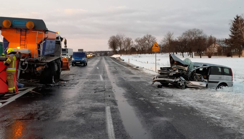  Tragedia w Lubelskiem. Auto uderzyło w pługopiaskarkę