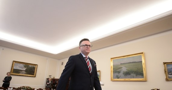 Bartłomiej Sienkiewicz powinien dokończyć reformy mediów publicznych - stwierdził marszałek Sejmu. Szymon Hołownia zapowiedział, że w dzisiejszym głosowaniu w sprawie wotum nieufności dla ministra kultury i dziedzictwa narodowego - opowie się za tym, by Sienkiewicz zachował stanowisko.