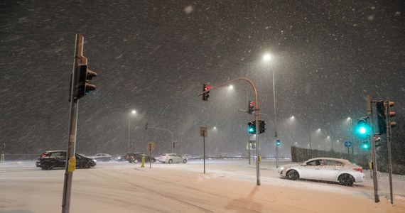 Śnieżny wtorek w wielu miejscach Polski. Biało zrobiło się na zachodzie, południu kraju, w centrum, na wschodzie. Na Gorącą Linię RMF FM informujecie o trudnych warunkach na drogach. W ciągu dnia możliwe są też zawieje i zamiecie śnieżne. 