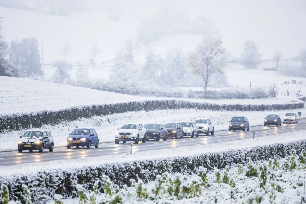 Zakorkowane drogi, opóźnienia na kolei, przeszło 100 opóźnionych i dziesiątki odwołanych lotów na lotnisku Schiphol w Amsterdamie. Holandia zmaga się z obfitymi opadami śniegu, a Instytut Meteorologiczny (KNMI) zapowiada jeszcze dziś większe opady śniegu i gradu.