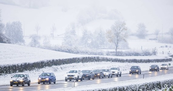 Zakorkowane drogi, opóźnienia na kolei, przeszło 100 opóźnionych i dziesiątki odwołanych lotów na lotnisku Schiphol w Amsterdamie. Holandia zmaga się z obfitymi opadami śniegu, a Instytut Meteorologiczny (KNMI) zapowiada jeszcze dziś większe opady śniegu i gradu.