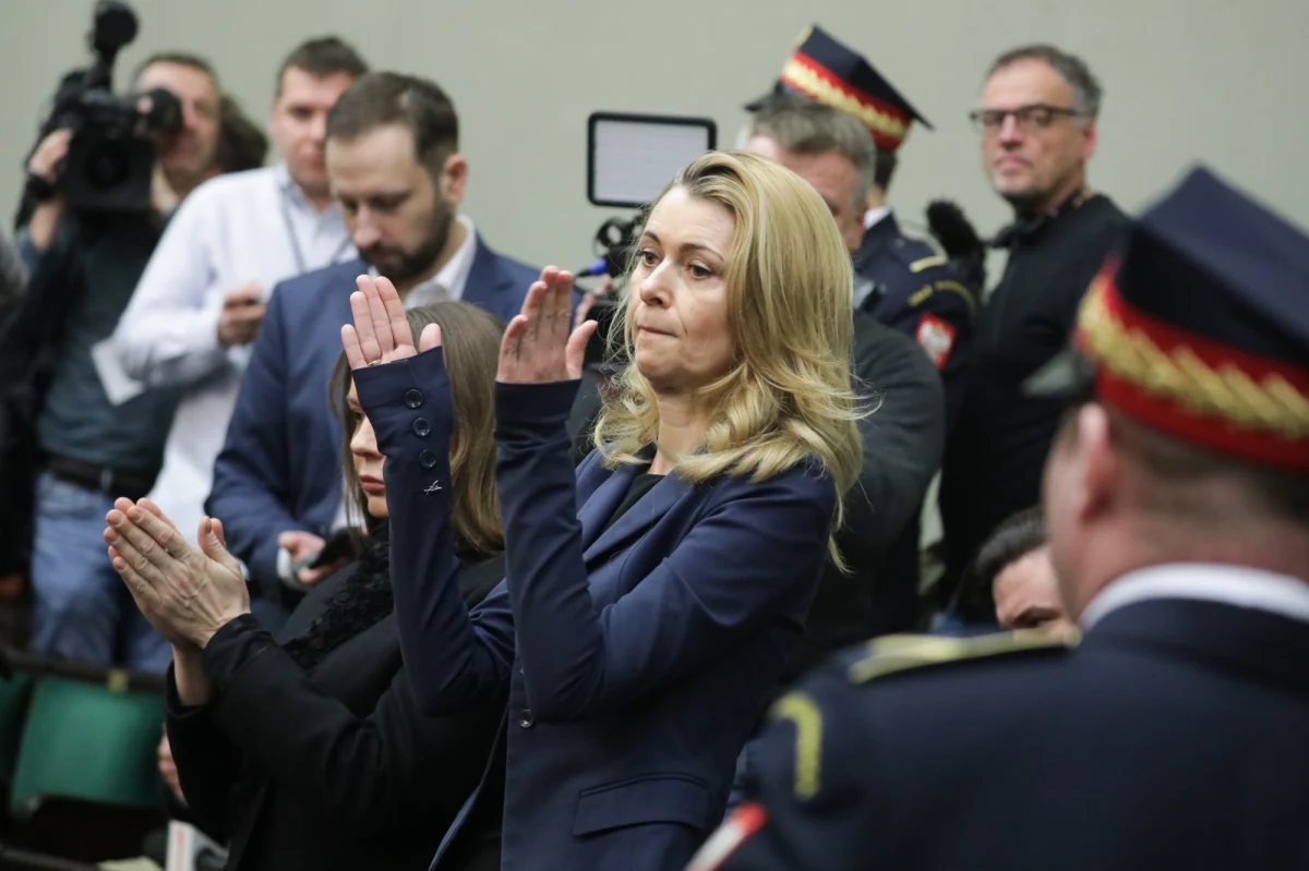 Uwolnić posłów - takie okrzyki słychać było dziś w Sejmie. Mariusz Błaszczak domagał się od marszałka Szymona Hołowni, aby "niezwłocznie podjął działania na rzecz umożliwienia wykonywania Mariuszowi Kamińskiemu oraz Maciejowi Wąsikowi obowiązków wynikających ze sprawowania mandatu". Na sali sejmowej obecne były żony obu polityków. 