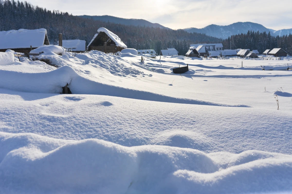 Około 1000 osób utknęło z powodu lawin w turystycznej wiosce Hemu w strefie przygranicznej Chin z Kazachstanem, Rosją i Mongolią. Na drogach miejscami zalega nawet siedmiometrowa warstwa śniegu, naniesiona przez lawiny wywołane przez wielodniowe  opady – podała rządowa telewizja CCTV.