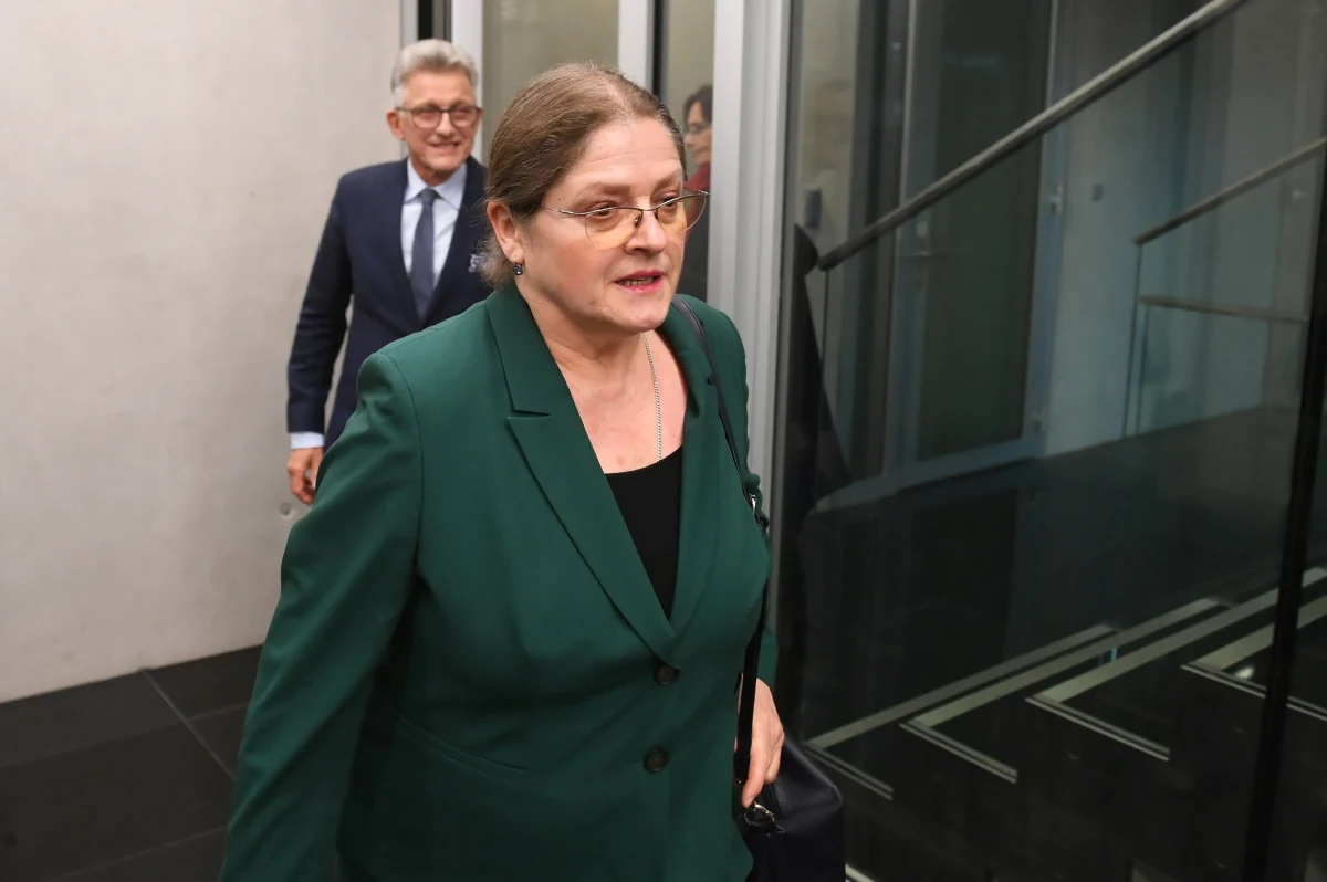 Trybunałowi Konstytucyjnemu tylko chwilę zajęło podjęcie decyzji o zabezpieczeniu interesów Dariusza Barskiego, a prezydentowi tylko kilka dni sporządzenie wniosku o rozstrzygnięcie kwestii, uznanych przez Andrzeja Dudę za spór kompetencyjny. Poważne wątpliwości budzi jednak niemal każde z tych działań.