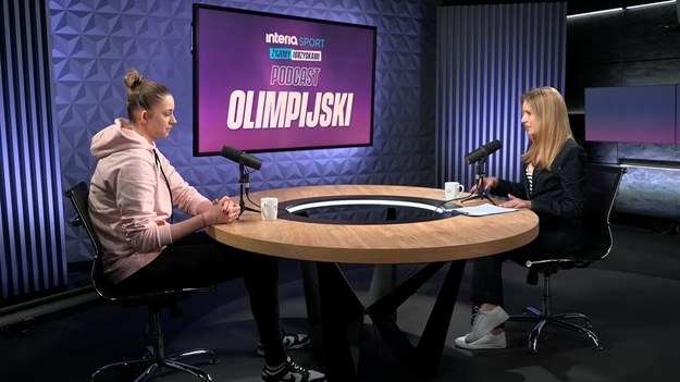 W Podcaście Olimpijskim zagościła liderka siatkarskiej reprezentacji Polski, Magdalena Stysiak! To przy jej dużym udziale kadra wywalczyła minionego lata brązowy medal Ligi Narodów, a przede wszystkim przepustkę na tegoroczne igrzyska w Paryżu. - Nadal ciężko mi w to uwierzyć. Myślę, że dopiero jak tam pojadę, uświadomię sobie, że jestem na igrzyskach – wyznaje siatkarka reprezentacji Polski. W rozmowie z Aleksandrą Szutenberg zdradza kulisy sukcesu w turnieju kwalifikacyjnym i opowiada o swojej relacji z trenerem Stefano Lavarinim. Sporo mówi też o swoim pozasiatkarskim wcieleniu – m.in. pierścionku zaręczonym... i podejściu mierzącej 203 cm wzrostu kobiety do… chodzenia w szpilkach.