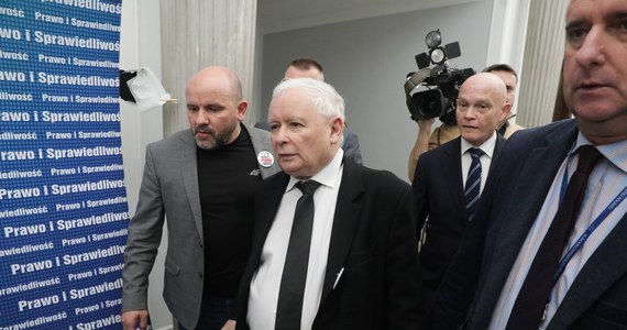 To, co dzieje się w Prokuraturze Krajowej, to kolejne ciężkie złamanie prawa - powiedział w rozmowie z dziennikarzami w Sejmie prezes PiS Jarosław Kaczyński. Wyraził nadzieję, że "przyjdzie czas, kiedy ci, którzy to robią, staną przed sądem".