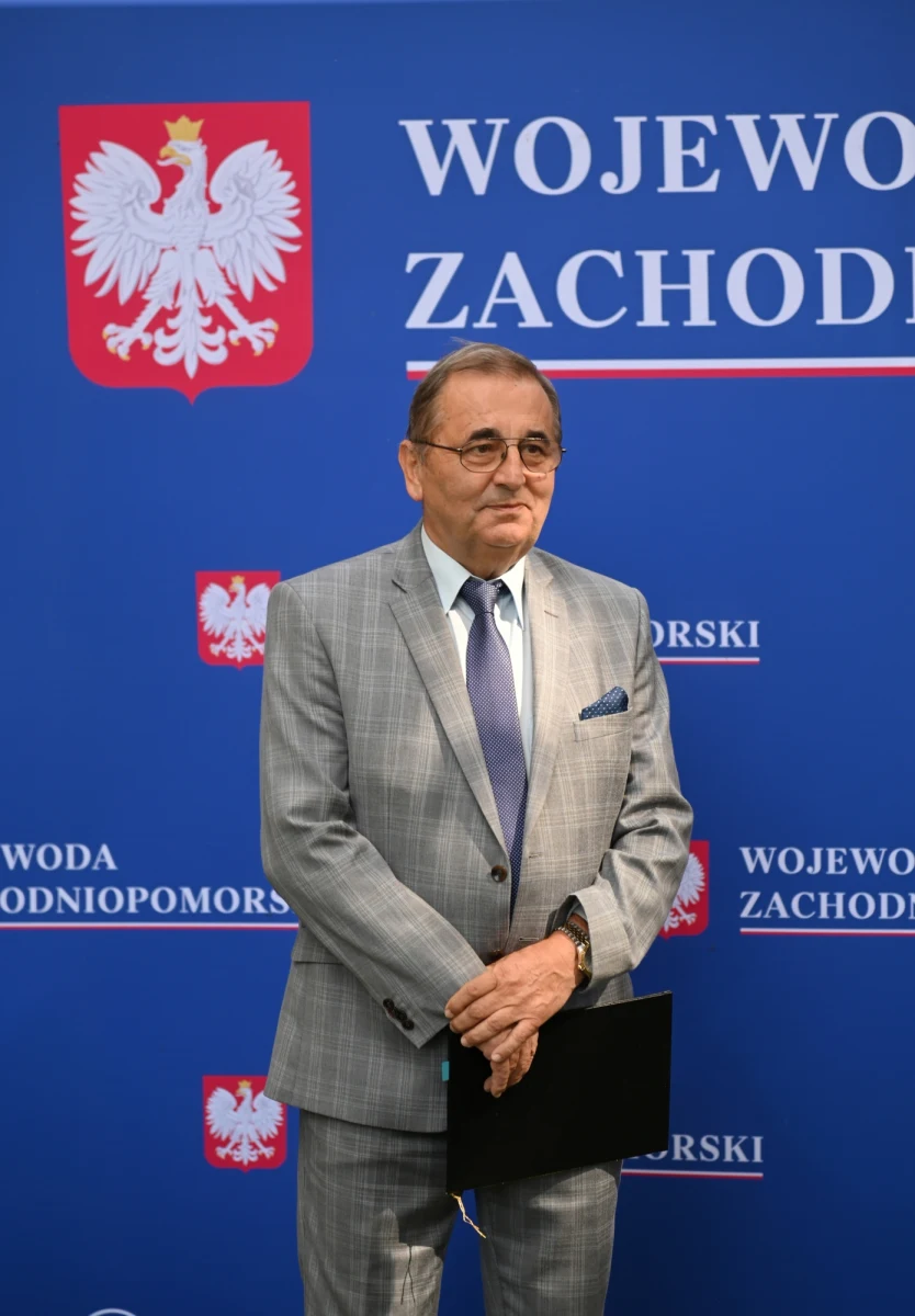 Kolejnej kadencji nie będzie. Prezydent Świnoujścia Janusz Żmurkiewicz ogłosił dziś, że nie będzie ubiegać się o reelekcję. Żmurkiewicz to jeden z najdłużej urzędujących włodarzy miast. U sterów jest nieprzerwanie od 2002 roku.